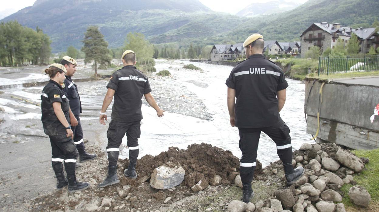 Técnicos de la Unidad Militar de Emergencias desplegados durante unas inundaciones que afectaron al Pirineo aragonés en el año 2013