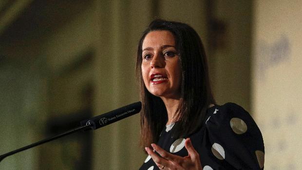 Arrimadas escenifica su ruptura total con Igea y advierte: no presidirá Cs con «diecisiete baronías»