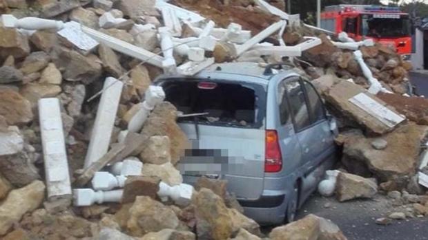 Un derrumbe de un muro de siete metros aplasta a dos coches en Chiva