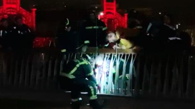 Los Bomberos liberan a un niño cuya cabeza quedó atrapada entre los barrotes de un puente de Madrid Río