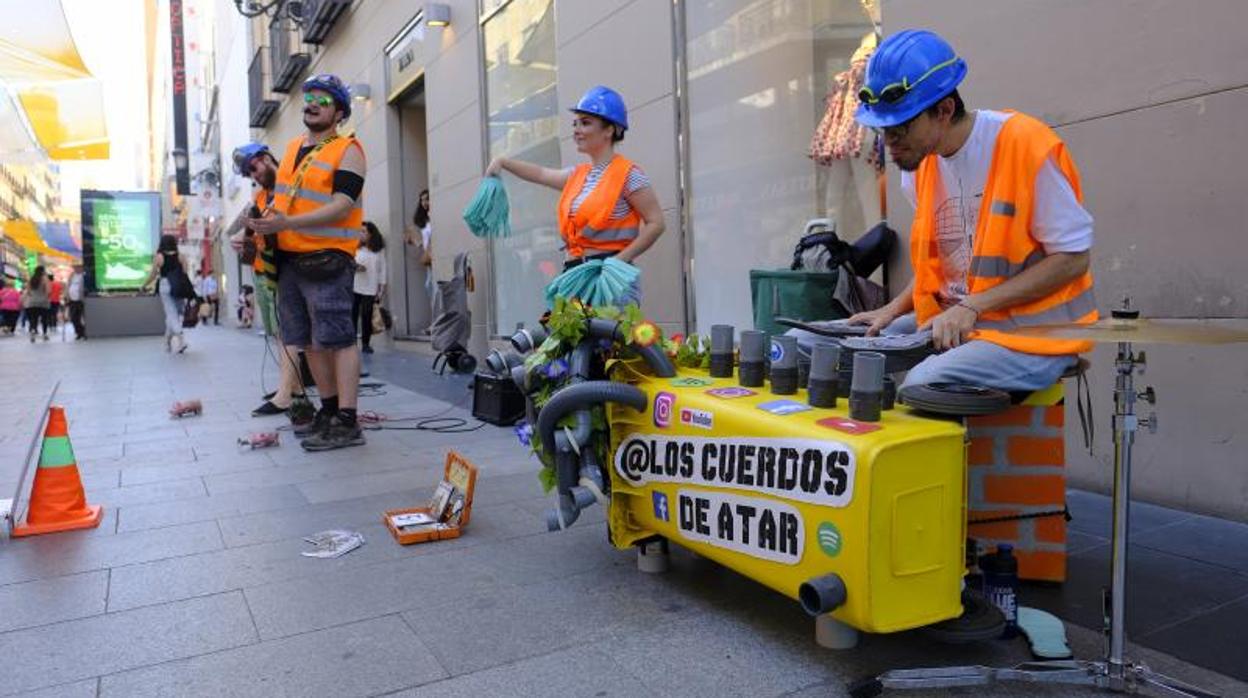 Un grupo de músicos en la calle de Preciados