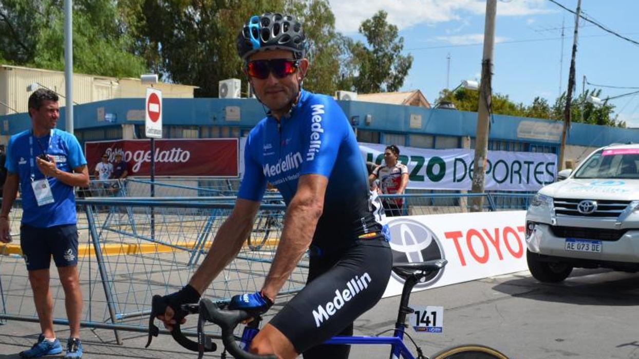 Óscar Sevilla, en las filas del equipo Medellín, antes de toma la salida en una de las etapas de la Vuelta a San Juan (Argentina)