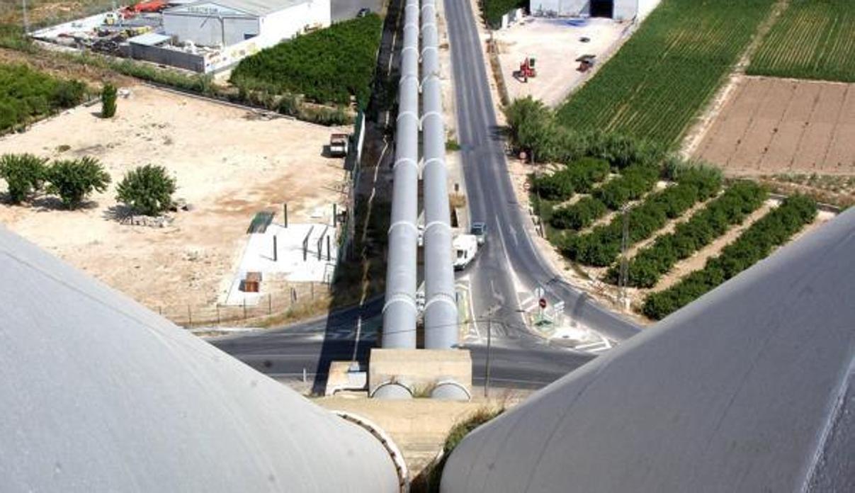 Una de las tuberías del trasvase del Tajo al Segura que llega a la zona de huertas del Levante