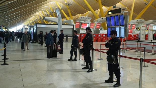 Tres agentes de la Policía Nacional salvan la vida a un bebé en el aeropuerto de Barajas