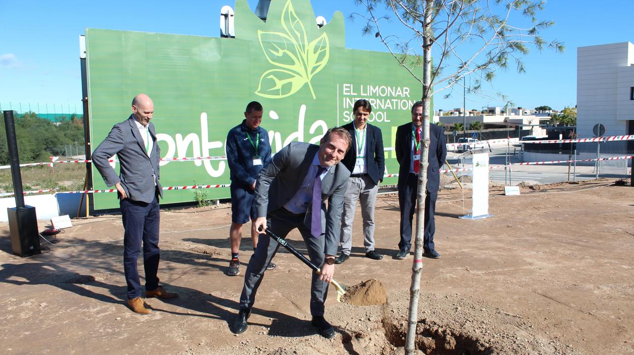 Plantación del primer árbol del nuevo campus