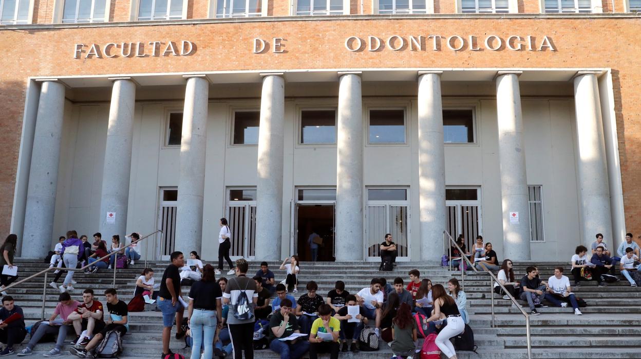 Estudiantes a las puertas de una facultad en la Universidad Complutense