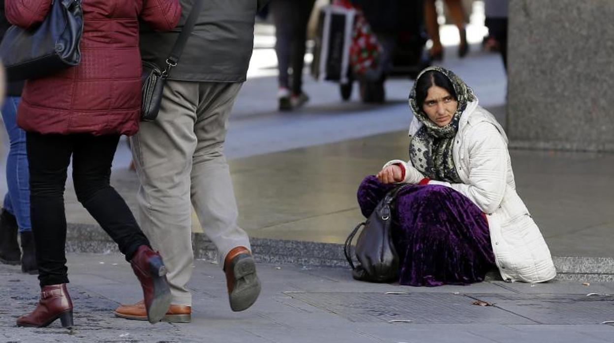 Una mujer en situación de mendicidad, en imagen de archivo