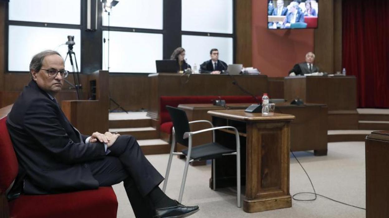 Torra, sentado en el banquillo de los acusados en la Sala Contencioso-Administrativo del TSJC, el 19 de noviembre de 2019