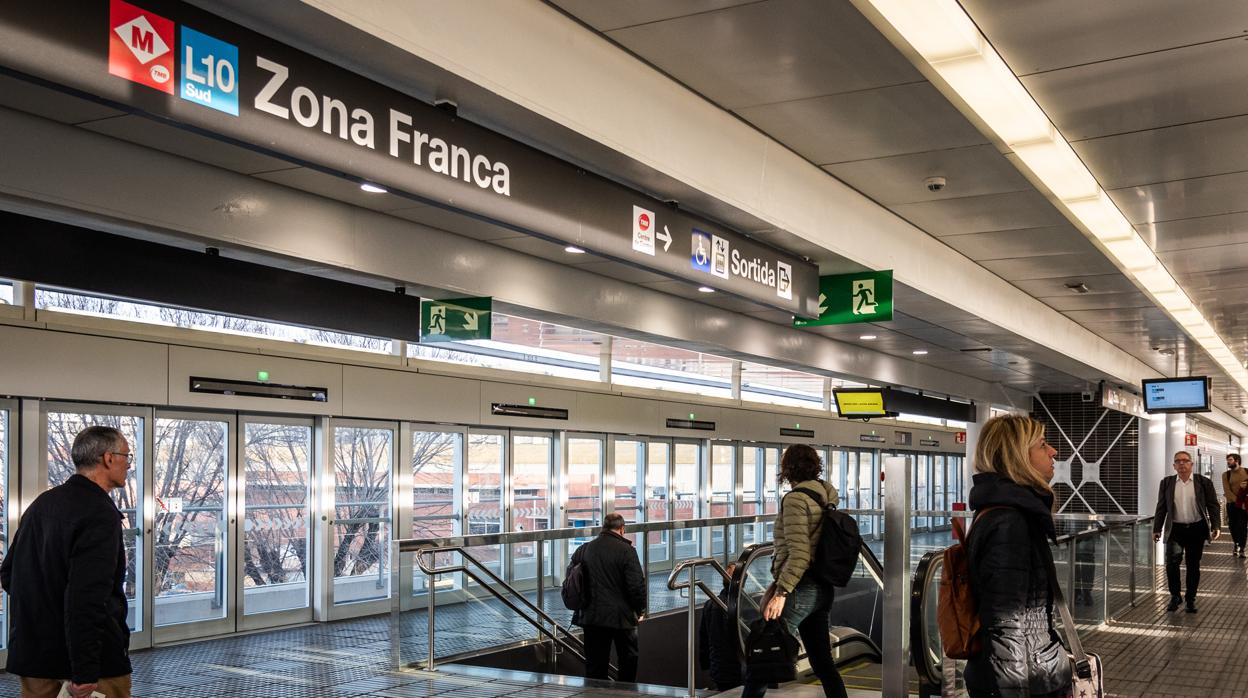 Usuario del metro de Barcelona, en la nueva parada de Zona Franca