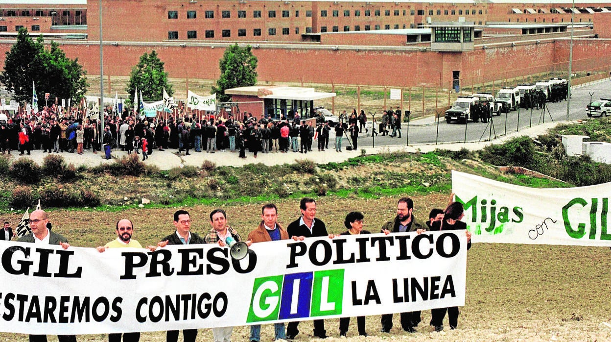 Unas mil personas se manifestan a as puertas de la prisión provincial de Alhaurín de la Torre (Málaga)