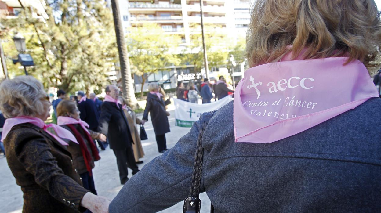 Imagen de archivo de una concentración con motivo del Día Mundial contra el Cáncer en Valencia