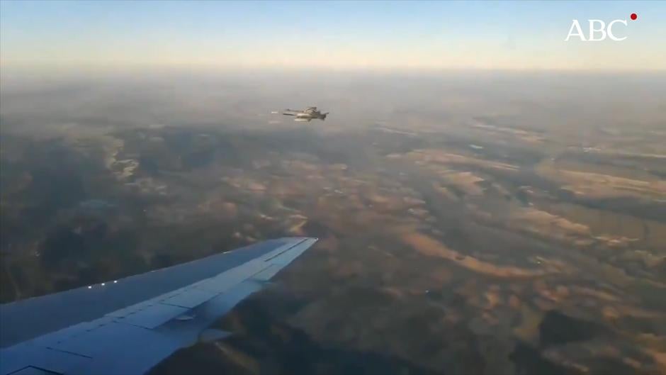 Así se aproximó el caza F-18 para comprobar los daños del avión de Air Canada