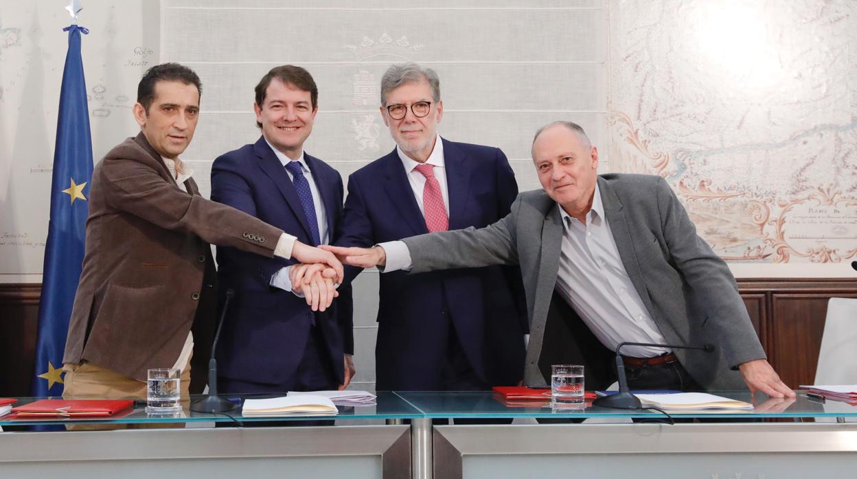 l presidente de la Junta de Castilla y León, Alfonso Fernández Mañueco, firma varios acuerdos con los agentes económicos y sociales en el marco del Consejo del Diálogo Social