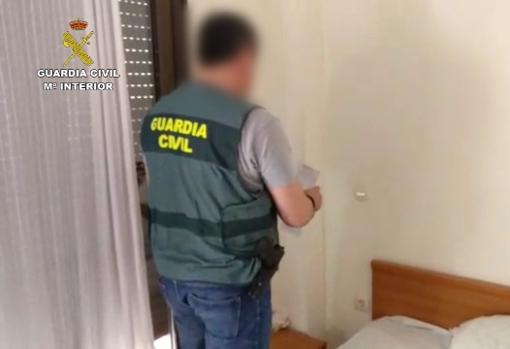 Imagen de uno de los registros efectuados por la Guardia Civil