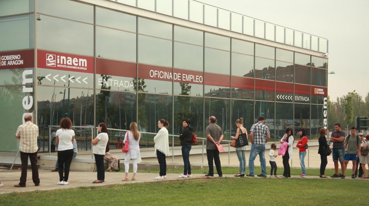 Desempleados aguardando turno a las puertas de una Oficina de Empleo en Zaragoza