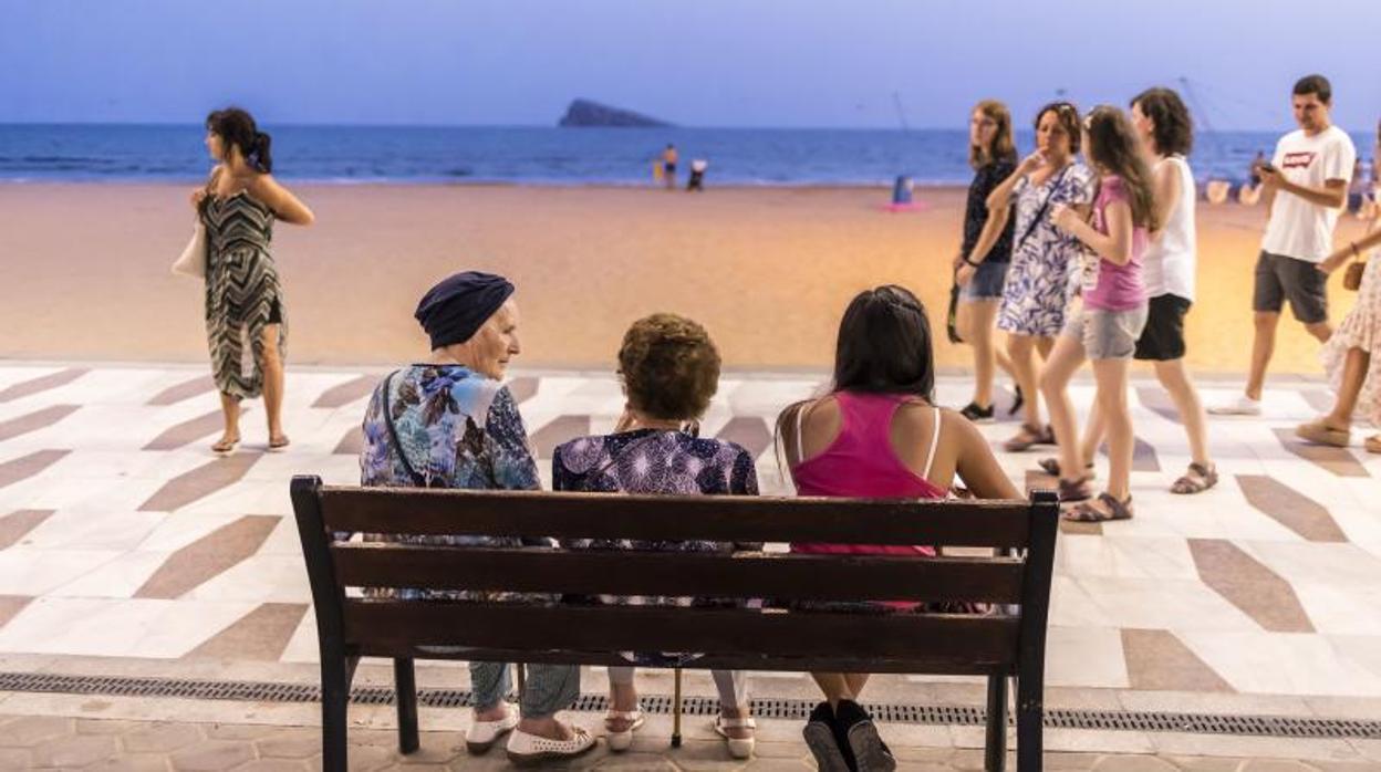 Turistas en el paseo de la playa de Levante en Benidorm