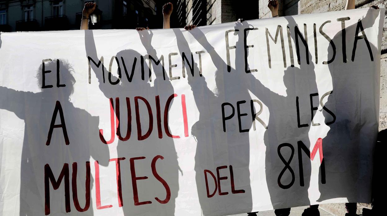 Imagen de la protesta del movimiento feminista frente a la Delegación del Gobierno en Valencia