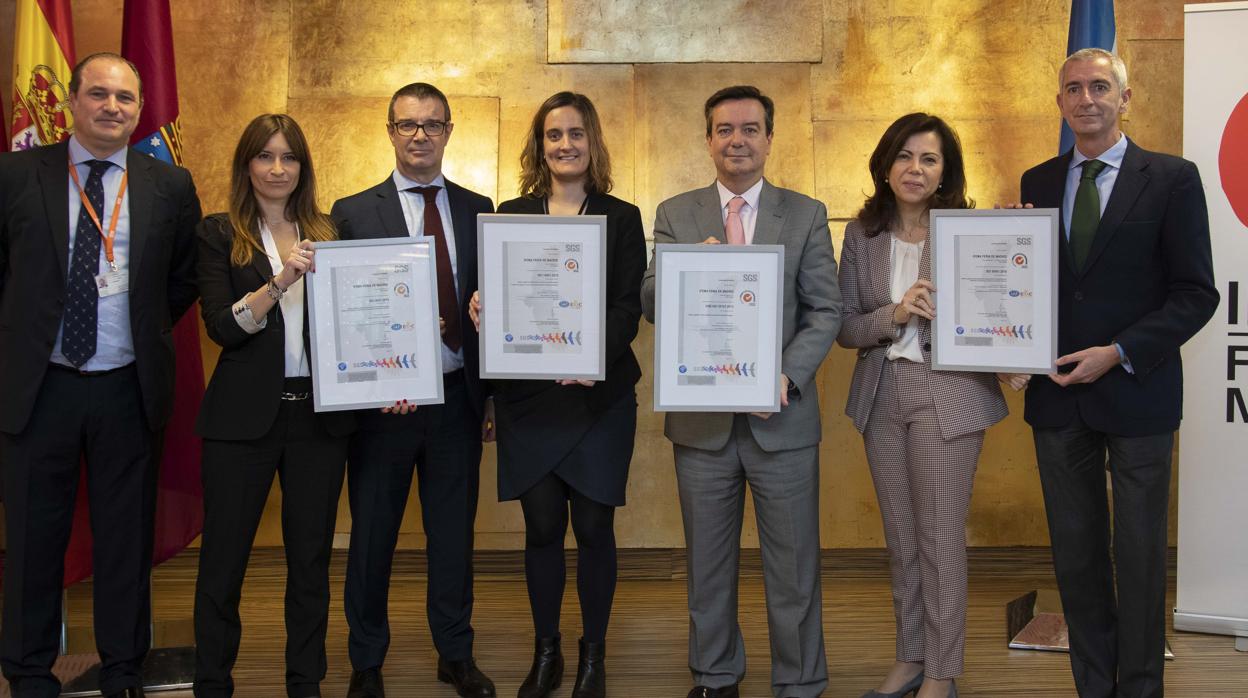 El director general de Ifema, Eduardo López-Puertas, junto al equipo de Personas, Calidad y RSC, recibieron el certificado por Alejandro González, director general de SGS