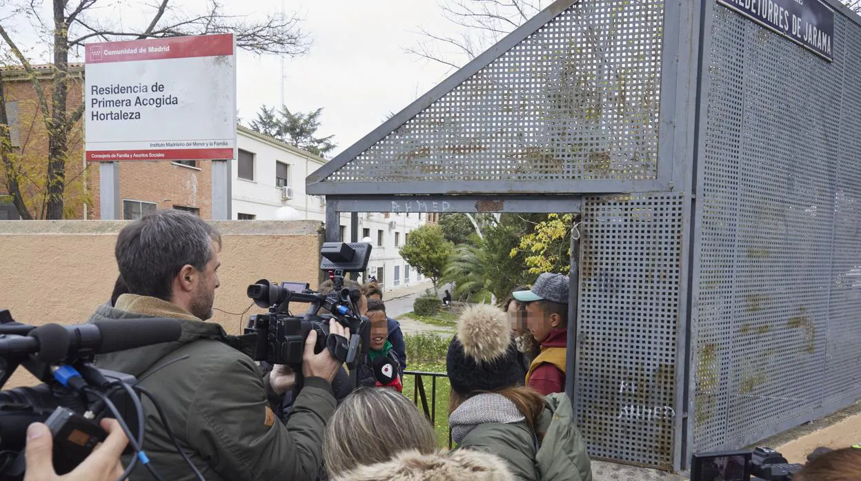 Menores no acompañados, a las puertas del centro de Hortaleza, tras aparecer restos de un artefacto en su jardín en diciembre de 2019