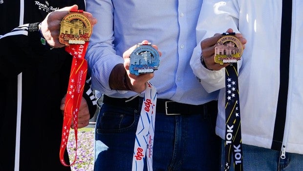 Medallas con la Puerta de Alcalá para el 43º Maratón de Madrid, que será el 26 de abril