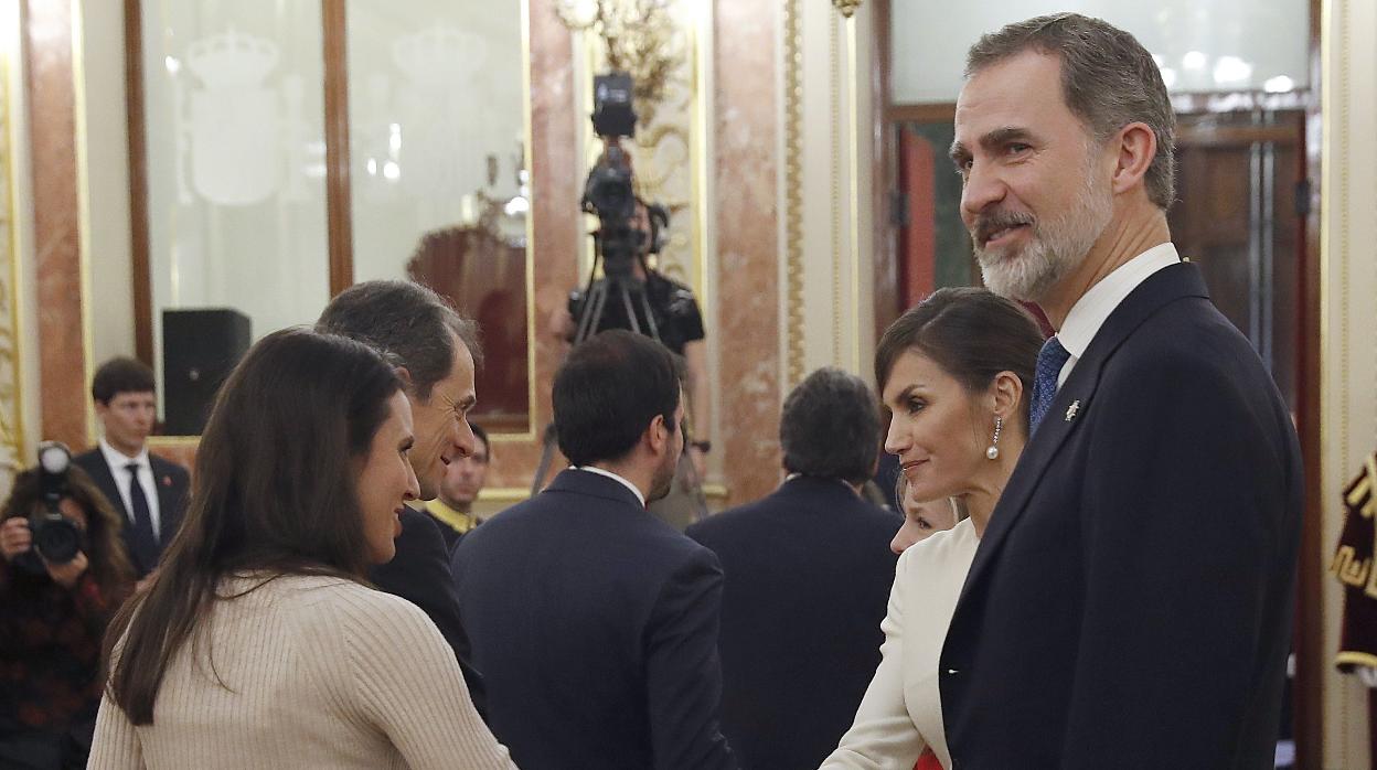 Irene Montero saluda a los Reyes