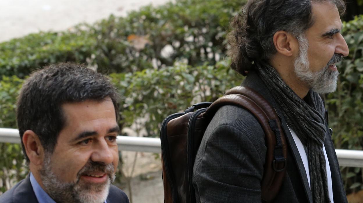 El líder de la ANC, Jordi Sànchez, y el de Òmnium, Jordi Cuixart, ante la Audiencia Nacional en 2017