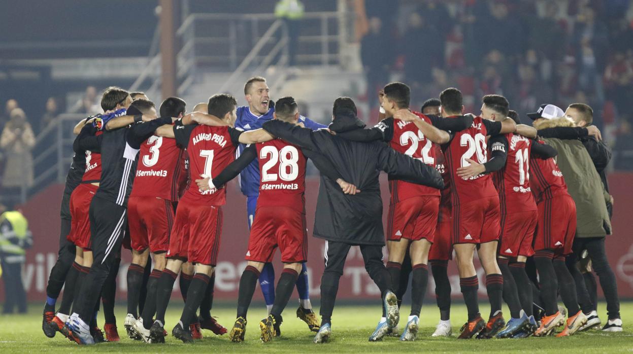 Los jugadores, celebrando la victoria en su campo de Miranda de Ebro