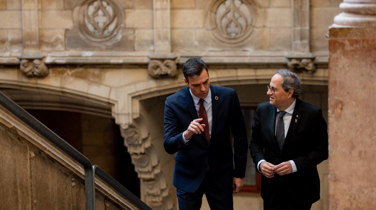 El presidente del Gobierno, Pedro Sánchez, y el presidente de la Generalitat, Quim Torra, durante su reunión en el Palau de la Generalitat