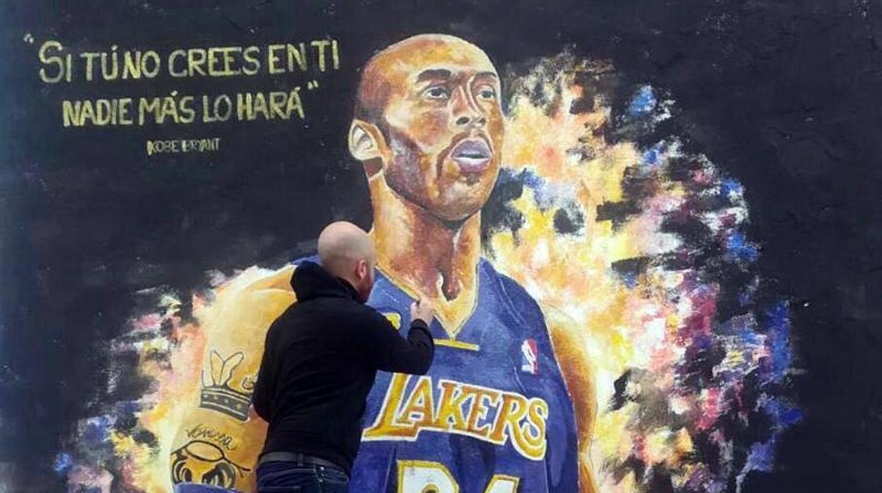 El artista Francisco Borja en el mural dedicado a Kobe Bryant expuesto en Valencia