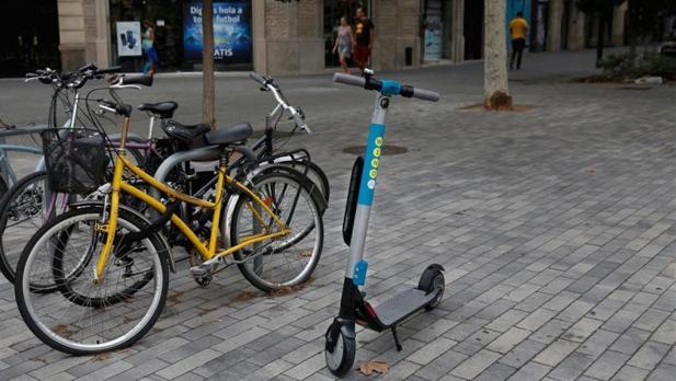 Hospitalizada una mujer de 67 años atropellada por un patinete eléctrico