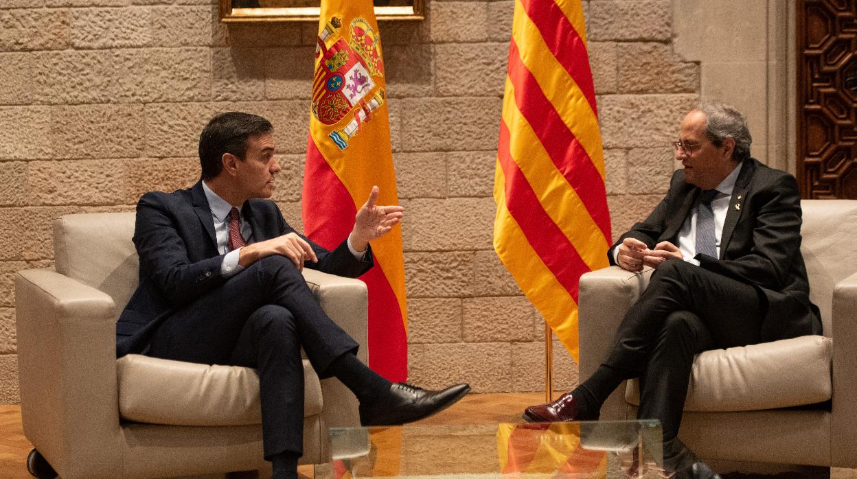 El presidente del Gobierno, Pedro Sánchez, y el presidente de la Generalitat, Joaquim Torra, en el Palau