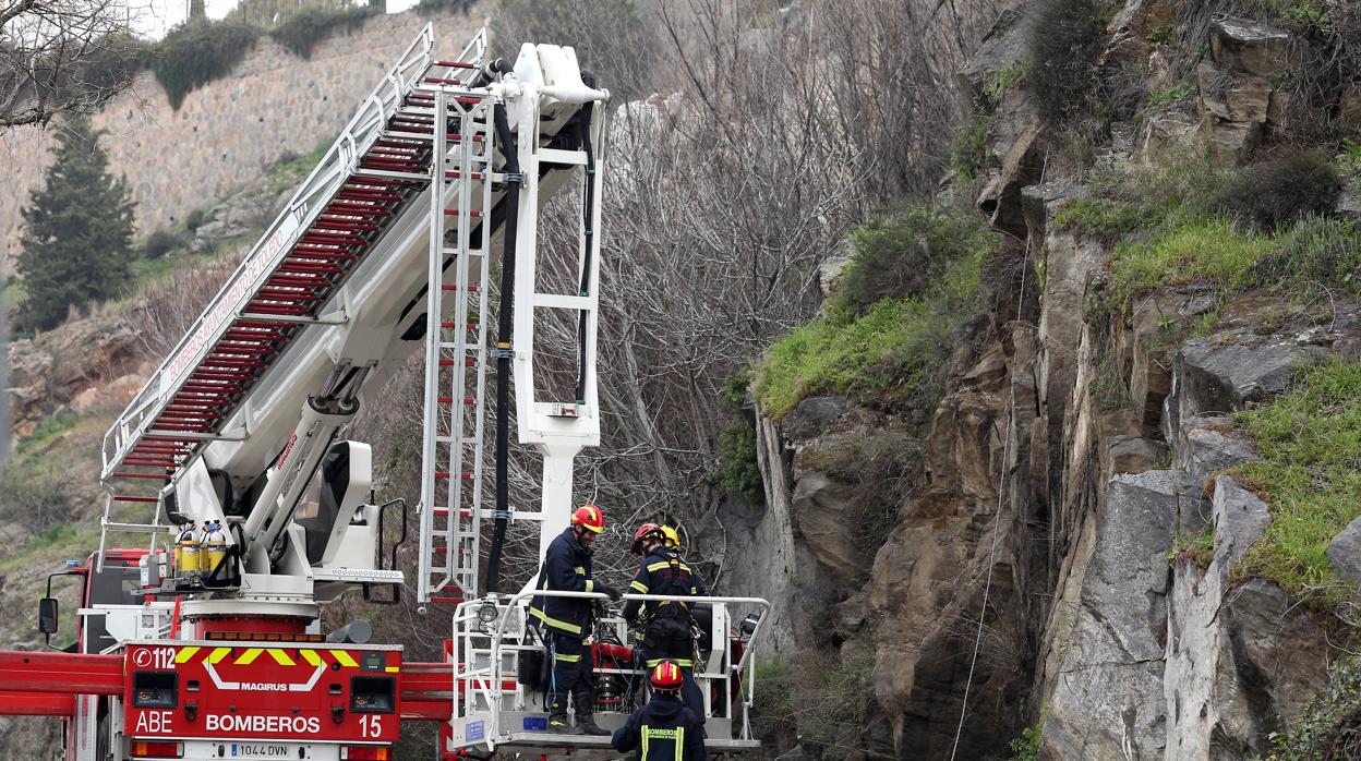 Bomberos supervisando el talud donde se han producido los desprendimeintos