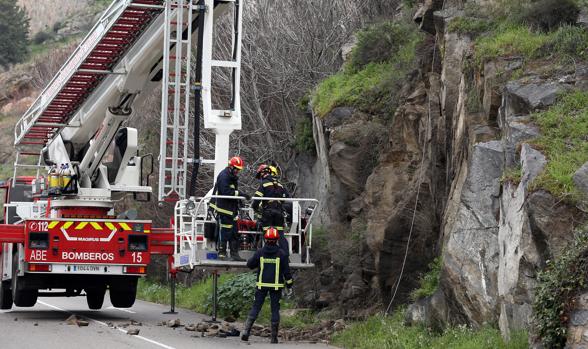 Un desprendimiento de rocas obliga a cortar al tráfico el tramo entre los puentes de Alcántara de la carretera del Valle