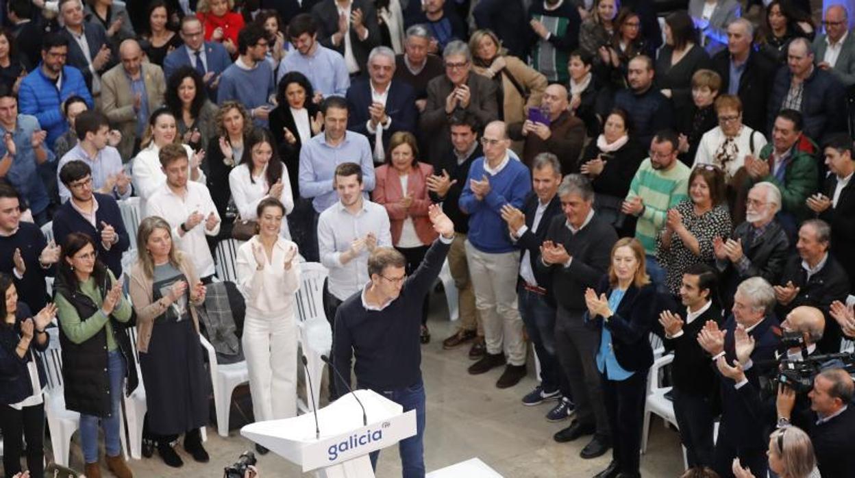 Feijóo saluda desde el atril en el acto de este sábado en Santiago