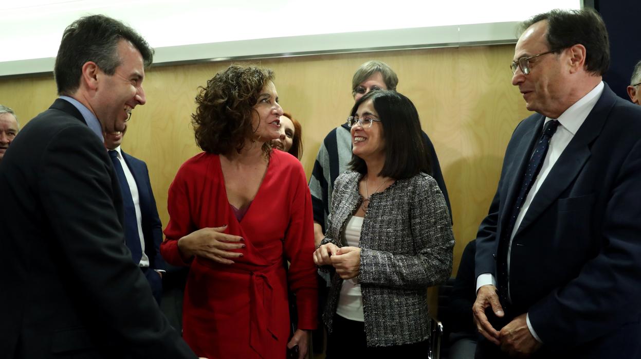 Representantes valencianos con las ministras María Jesús Montero y Carolina Darias