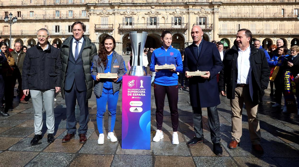 El presidente de la RFEF, Luis Rubiales, y el alcalde de Salamanca, García Carbayo, con las capitanas