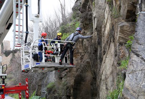 Tolón supervisa los desperfectos acompañada por los bomberos