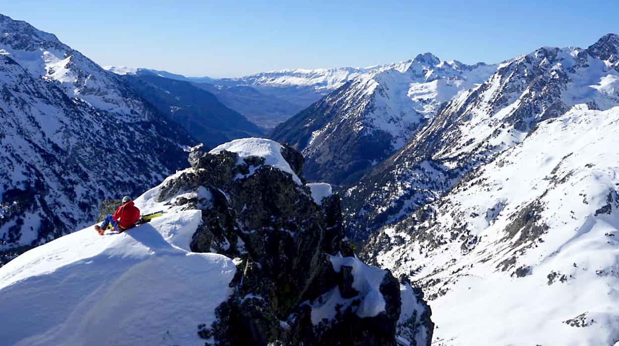 Imagen tomada este fin de semana de las cumbres nevadas en los alrededores de Benasque (Huesca)