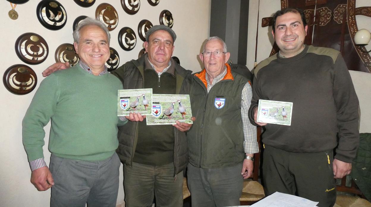 Julián Acero junto a sus compañeros José Pérez y David Llanos, ganadores en este campeonato