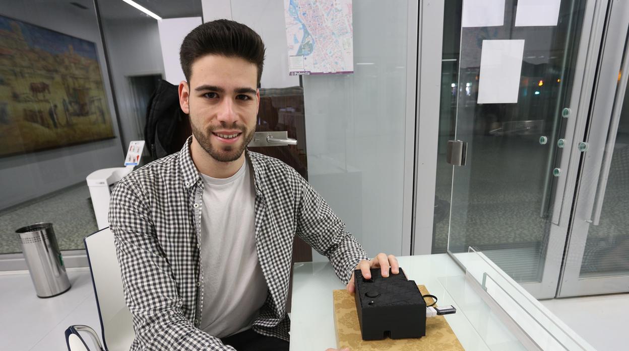 El ingeniero técnico de Telecomunicaciones, Sergio Pérez, junto al lector digital de Braille que ha desarrollado