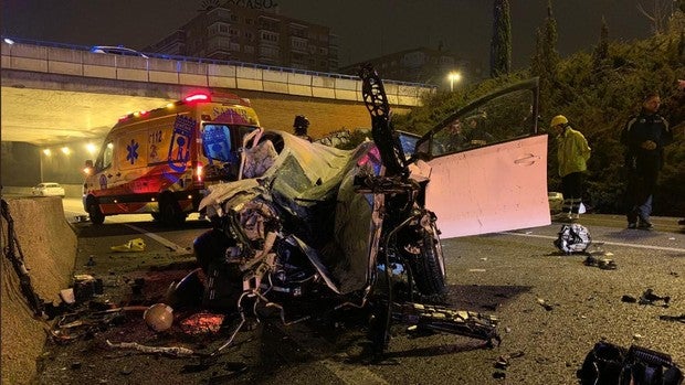 Muere una mujer tras salirse su coche de la vía en la A-2 y caer desde ocho metros de altura