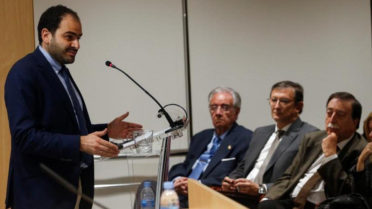 Fernando Sánchez Costa, presidente de SCC, en diciembre de 2029, pronunciando una conferencia en Barcelona