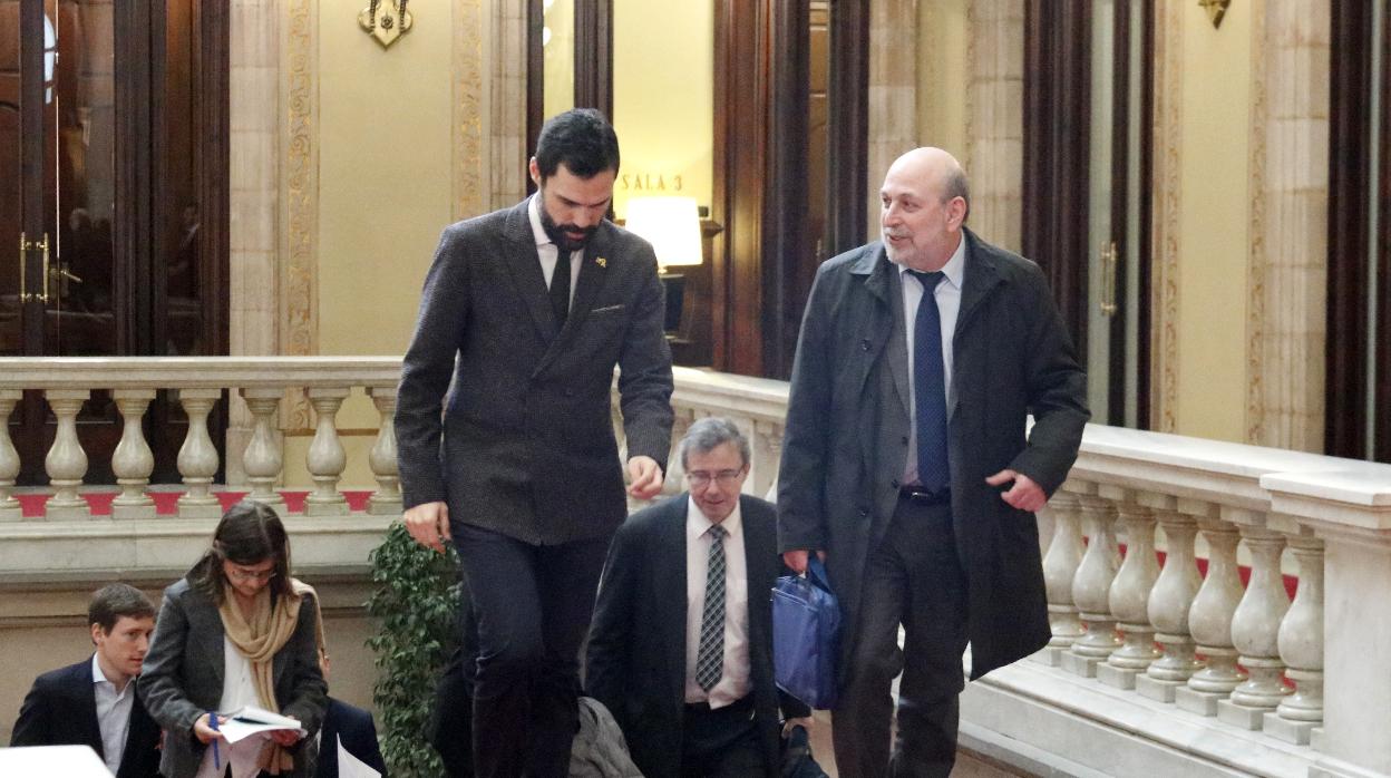 El presidente del Parlament guía al diputado letón en su visita a la cámara catalana