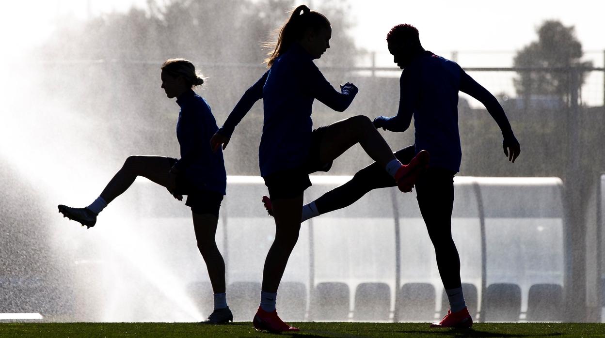 Imagen de un equipo de fútbol femenino en un entrenamiento