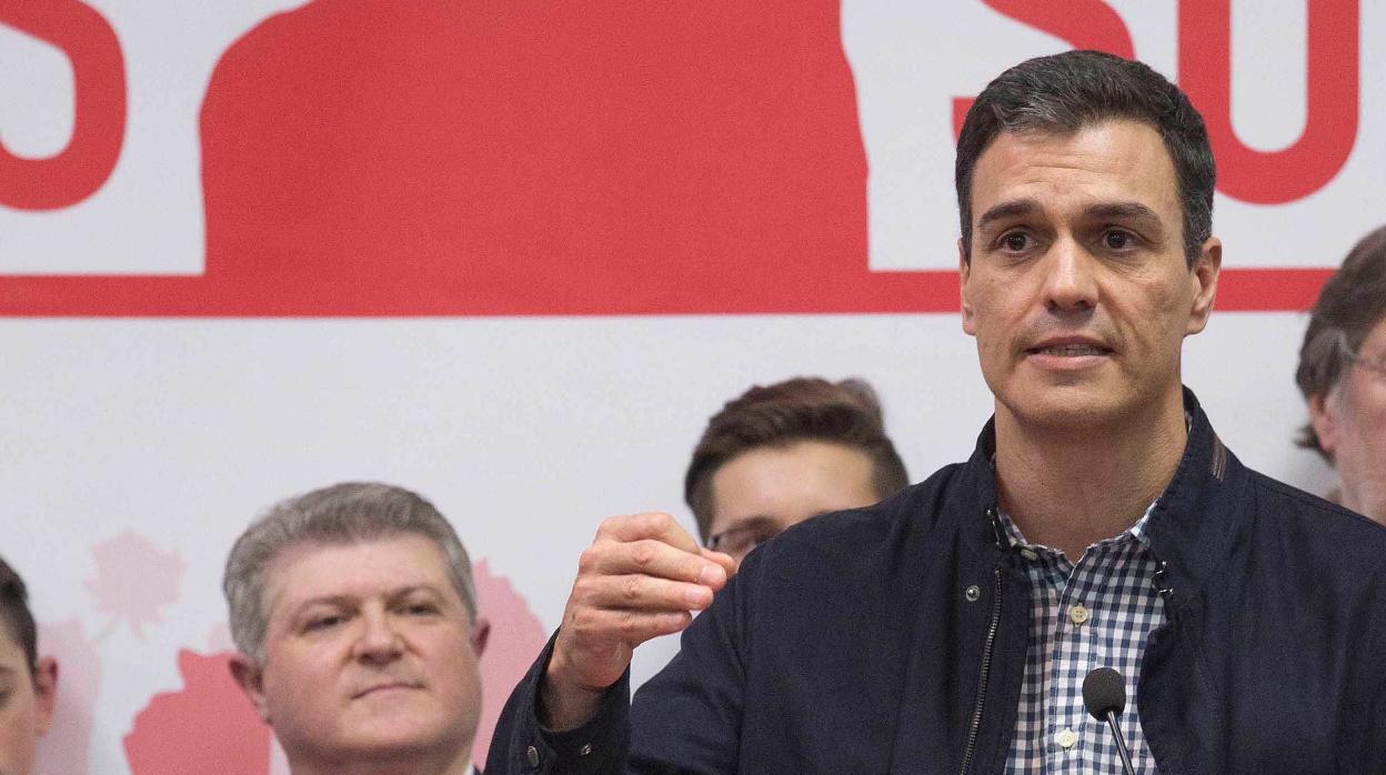 José Vélez observa a Pedro Sánchez durante un acto en 2017