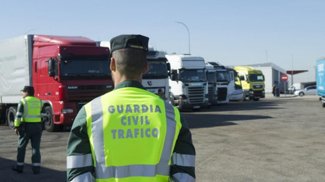 Imagen de agentes de la Guardia Civil de Tráfico inspeccionando camiones