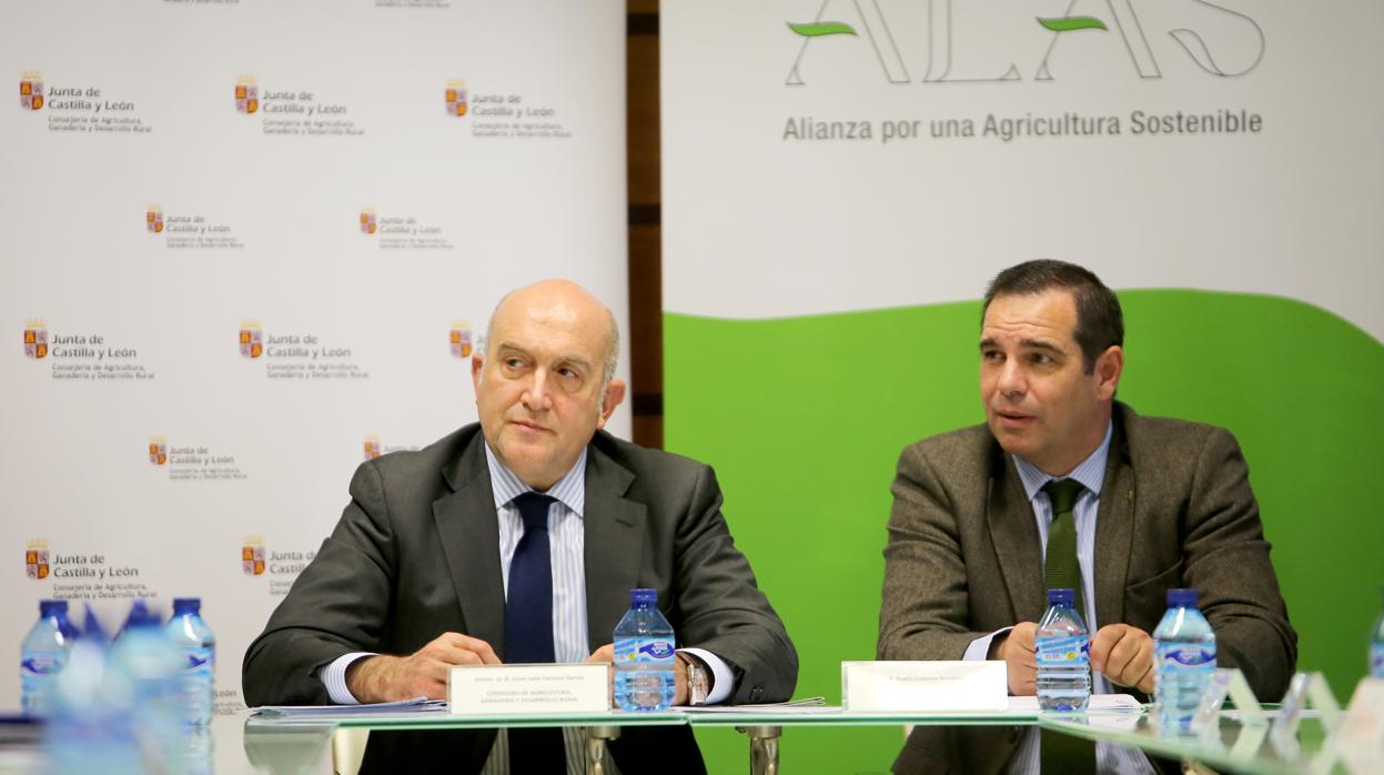 El consejero de Agricultura y Ganadería de Castilla y León, Jesús Julio Carnero, y el presidente de ALAS, Pedro Gallardo