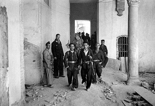 Milicianos en el convento de Santa Fe de Toledo