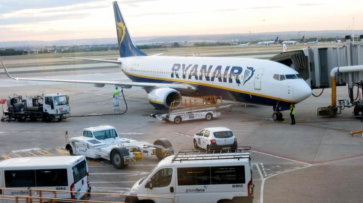 Un avión de Ryanair en el aeropuerto de Alicante-Elche