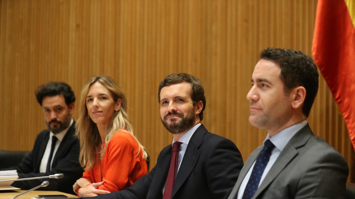 Pablo Casado, con Teodoro García Egea y Cayetana Álvare de Toledo, en el Congreso